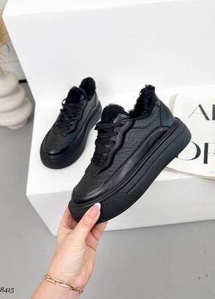 Стильні зимові шкіряні кросівки чорного кольору з тисненням, утеплені кросівки на шнурівці2 фото