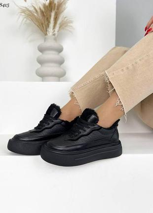 Стильні зимові шкіряні кросівки чорного кольору з тисненням, утеплені кросівки на шнурівці6 фото
