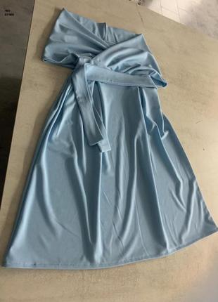 Вечернее голубое платье с открытым плечами2 фото