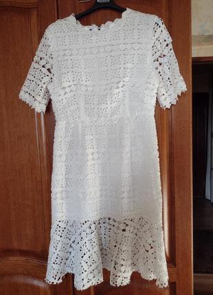 Белое платье