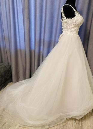 Шикарна весільна сукня зі шлейфом