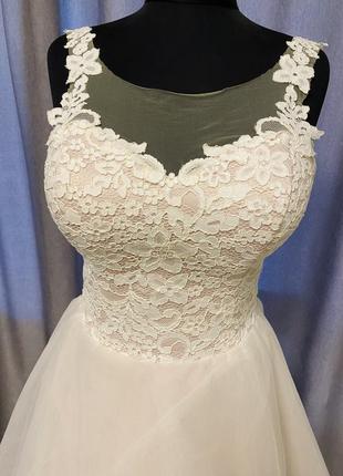 Шикарна весільна сукня зі шлейфом
