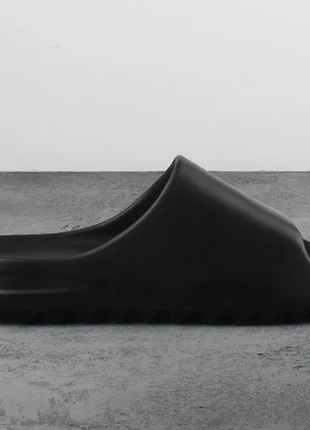 Резиновые тапки мужские изи slide resin шлёпки на массивной подошве, черные3 фото