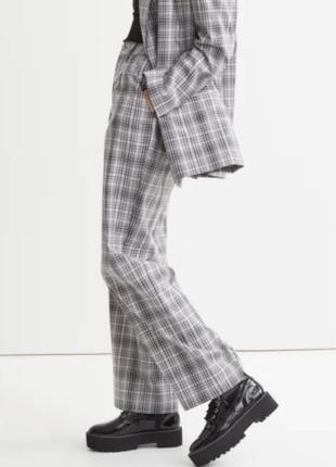 Актуальні брюки на високій посадці в клітинку трендові штани прямого крою кльош10 фото