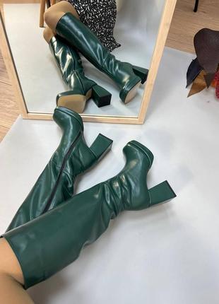 Зелені високі чоботи на масивному широкому каблуку3 фото