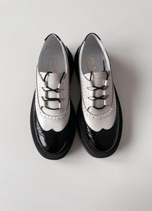Женские чорно белые туфли лоферы лакированная кожа 40 р