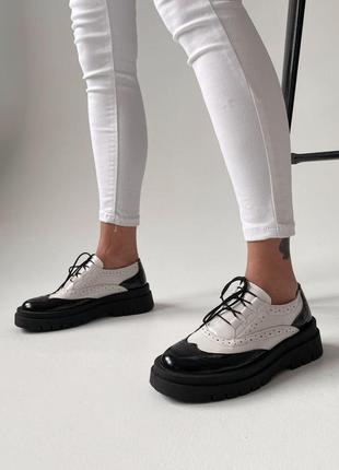 Женские чорно белые туфли лоферы лакированная кожа 40 р4 фото