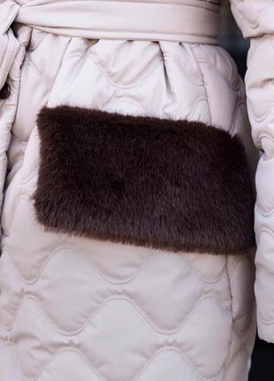 Удлиненное зимнее пальто с мехом и поясом6 фото