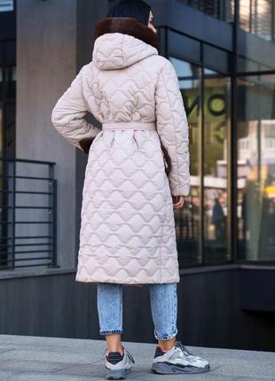 Удлиненное зимнее пальто с мехом и поясом2 фото