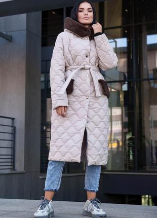Удлиненное зимнее пальто с мехом и поясом