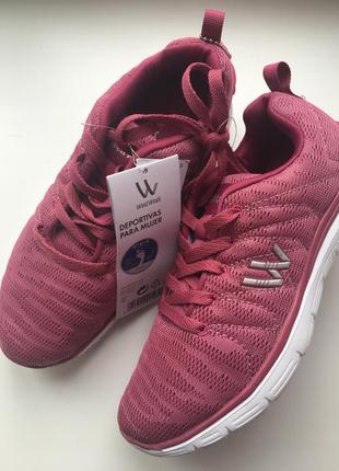 Женские кроссовки