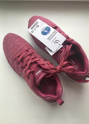 Женские кроссовки