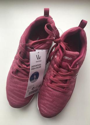 Женские кроссовки