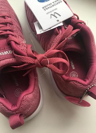 Женские кроссовки