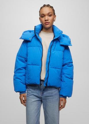Тренд синяя зимняя куртка пуффер pull & bear короткий пуховик курточка6 фото