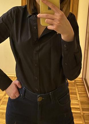 Базова полуприталенная чорна сорочка сорочка блуза