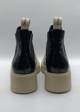 Женские ботинки челси, сапоги из натуральной лак-кожи черного цвета с бежевой подошвой.4 фото