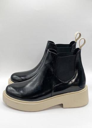Жіночі черевики челсі, чоботи з натуральної лак-шкіри чорного кольору з бежевою підошвою.