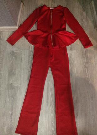 Стильный модный красный брючный костюм с кофтой баской1 фото
