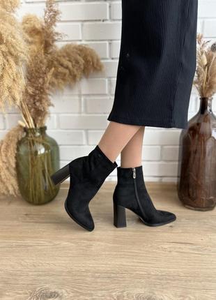 Женские черные замшевые ботинки на каблуке