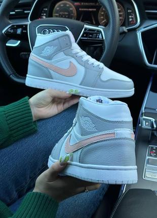 Зимние женские кроссовки nike air jordan 1 retro high gray white pink fur3 фото