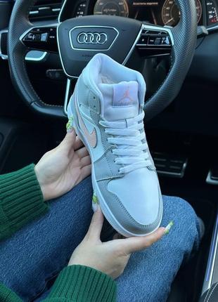 Зимние женские кроссовки nike air jordan 1 retro high gray white pink fur2 фото