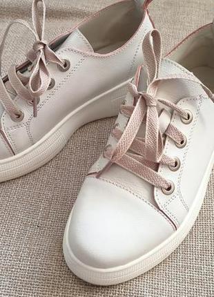 Шкіряні кросівки, з рожевими шнурками8 фото