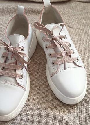 Шкіряні кросівки, з рожевими шнурками9 фото