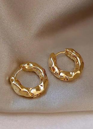 Сережки золотисті кільця об'ємні кульчики під срібло дуті кольца