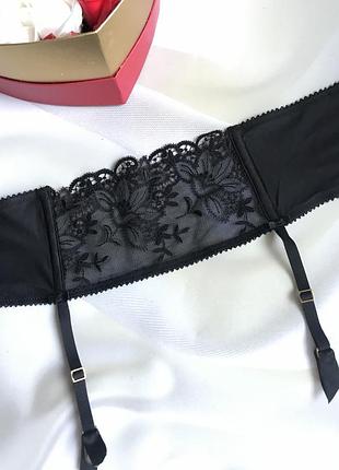 Шикарный пояс для чулок от элитного бренда с вышивкой 💙💛