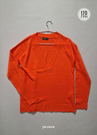 Оранжевий светр з v-подібним вирізом