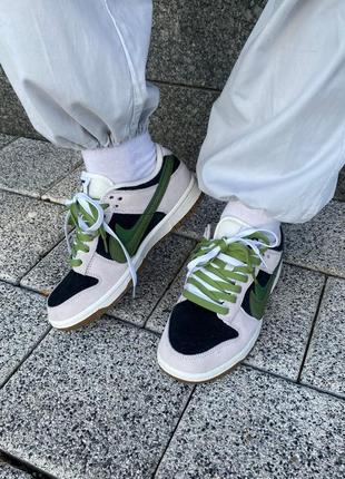 Женские кроссовки nike sb dunk low beige black green бежевого с черным и зеленым цветами