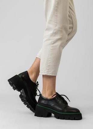 Туфли закрытые черные с зеленой вставкой на шнуровках 2100т9 фото