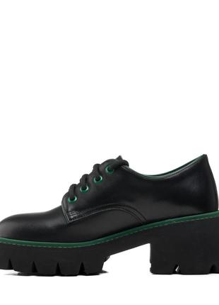 Туфли закрытые черные с зеленой вставкой на шнуровках 2100т3 фото