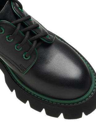 Туфли закрытые черные с зеленой вставкой на шнуровках 2100т7 фото