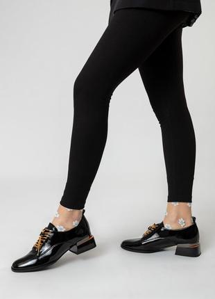 Туфлі жіночі чорні лаковані на низькому каблуку 2145т10 фото