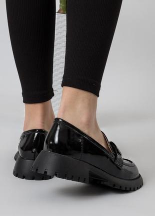 Туфли-лоферы женские черные лакированные 2135т-а10 фото