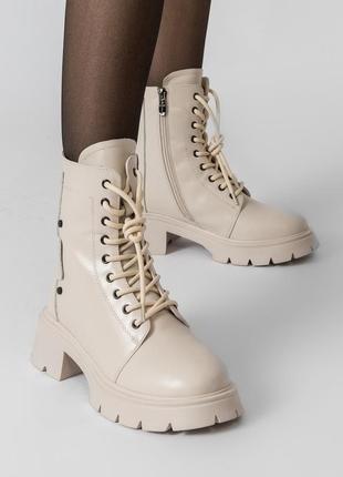 Ботинки зимние женские кожаные молочные на каблуке шнуровках и молнии 1610ц-а