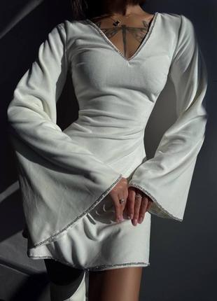 Бархатное белое платье декорированное стразами с клеш рукавами7 фото