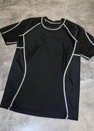 Мужская спортивная эластичная футболка для тренировок из легкого дышащего материала. с анатомическим кроем.
