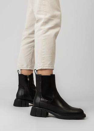 Ботинки черные кожаные женские с резинкой  на платформе на устойчивом низком каблуке на байке 1601б