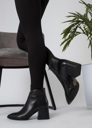 Ботильйони жіночі шкіряні чорні з гострим носиком 1632б