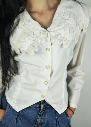 Белая рубашка с большим воротником кружево