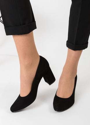 Туфли женские замшевые черные с острым носком на удобном среднем устойчивом каблуке вечерн...