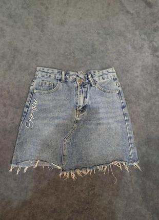 Спідниця джинсова міні з необробленим краєм1 фото
