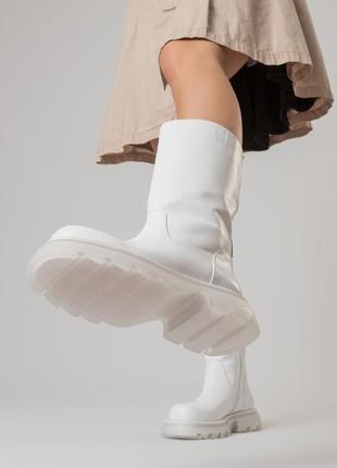 Жіночі чоботи білі шкіряні зі стильною підошвою та зручним каблуком 489цz