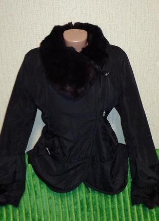 Чёрная зимняя куртка с меховым воротником и манжетами1 фото