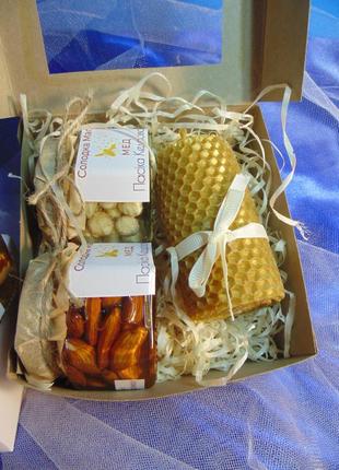 Фундук и миндаль подарочный набор орехи с мёдом на 8 марта