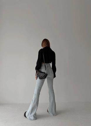 Трендовые женские джинсы клеш от колена3 фото