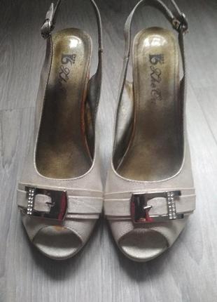 Белые бежевые блестящие босоножки на каблуке с ремешком